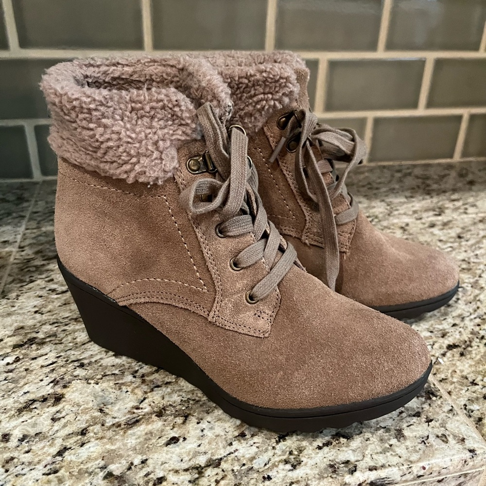 Stylish wedge style tie boots